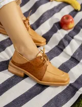 Zapato acordonado color tostado, confeccionado 100% en cuero vacuno, con suela de goma, horma cuadrada y cómoda.