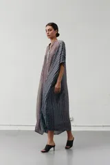 Túnica larga de verano con estampado de rayas onduladas en tonos azules, marrones y beige.