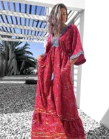 Vestido largo tipo túnica con estampado paisley en tonos rojos y detalles bordados en azul en escote y mangas.