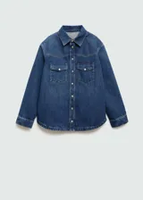 Camisa de jean azul con bolsillos de solapa en el pecho, manga larga con puños abotonados, diseño recto y oversize, cuello camisero y cierre delantero con botones.