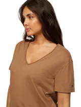 Remera color marrón claro con cuello en V y mangas cortas.