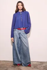 Sweater azul de tejido de punto acanalado, con cuello polo y cierre frontal parcial.