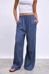 Pantalón palazzo marrón de tiro alto con cintura elastizada y cordón ajustable.