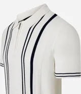 Camisa polo de punto color crema con rayas verticales azul marino, cuello con cremallera, manga corta con ribete a rayas y corte slim fit.