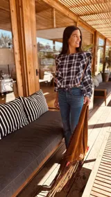 Camisa de tela escocesa con mangas largas abullonadas y puños elásticos.