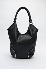 Bolso shopper negro de símil cuero texturizado con asas de hombro y detalles de tachas metálicas.
