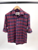 Camisa de franela a cuadros color uva con azul, de manga larga y corte clásico. Tiene cuello italiano y logo bordado en el pecho.