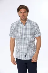 Camisa de manga corta con cuello abotonado y estampado a cuadros en tonos azul, blanco y gris.