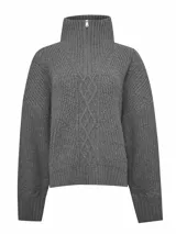 Sweater gris de tejido de punto con cuello alto con medio cierre y diseño de trenzas en el frente.