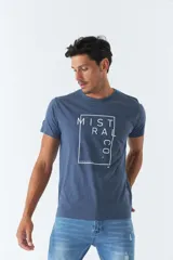 Remera azul de hombre, de manga corta, con logo en goma y arte estampado.