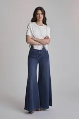 Pantalón de jean azul oscuro, de corte wide leg.