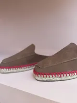 Zuecos color rojo con capellada de gamuza, plantilla acolchada y suela de yute.