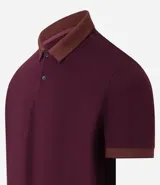 Polo de manga corta color beige, confeccionada en algodón con cuello jacquard y ribete en las mangas.