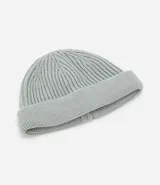Gorro corto tipo beanie color beige, tejido en lana acrílica con textura acanalada.