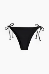 Vedetina de bikini negra con tiras para atar en los laterales.