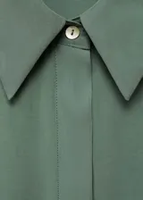 Vestido camisero midi color verde salvia, con cuello camisero, mangas cortas con dobladillo, cierre frontal con botones y cinturón con hebilla forrada.