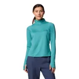 Remera deportiva manga larga color celeste con finas rayas horizontales. Tiene cuello alto con cierre de media cremallera y orificios para los pulgares.