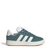 Championes Adidas Grand Court Alpha de gamuza color verde azulado con las tres tiras laterales en blanco.