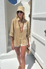 Camisa blanca de lino con bordado de una palmera en el pecho.