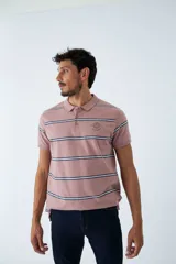 Remera de cuello polo color rosa con rayas en tonos contrastantes, manga corta y logo estampado.