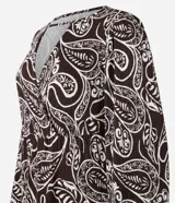 Vestido corto marrón con estampado paisley en blanco, escote en V con abertura y manga larga.