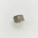 Anillo ancho de plata 925 con aplique de balanza en oro 9k.