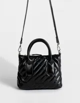 Cartera city negra acolchada con efecto craquelado, asas cortas de mano y correa larga regulable desmontable.