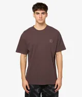 Remera de manga corta color marrón oscuro con efecto lavado, cuello redondo y un pequeño parche cuadrado con el logo de Carhartt bordado en el pecho izquierdo.