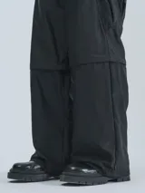 Pantalón negro tipo cargo con bolsillos laterales y corte holgado.