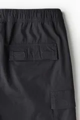 Short cargo color gris oscuro en tejido grueso de algodón con cierre decorativo y cintura elástica con cordón para ajustar. Bolsillos al bies y bolsillos de solapa con cierre autoadherente en las piernas y atrás. Corte estándar para una silueta clásica y cómoda.