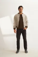 Campera estilo bomber color beige con textura, cierre delantero, cuello, puños y ruedo tejidos. Forrada, confeccionada en lana fina sin teñir.