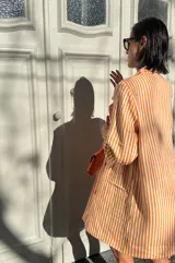 Short de lino a cuadros color naranja y blanco, estilo sastrero con calce holgado.