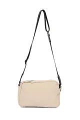Bandolera color beige con correa negra ajustable, cierre superior y dos bolsillos frontales con cierre.