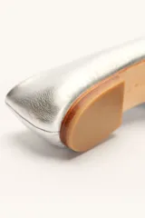 Chatas negras de cuero vacuno, con punta fina y taco bajo de 1.2 cm.