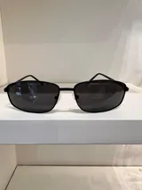 Lentes de sol con protección UV400 y patillas metálicas.