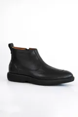 Bota de cuero color gris oscuro, con elásticos laterales, suela de goma y tirador trasero.