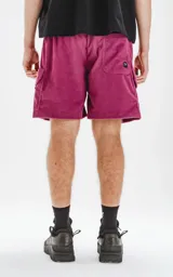 Bermuda cargo color borgoña de corderoy liviano, con bolsillos amplios con solapa, fuelle y detalles en cinta gross, elástico en la cintura y calce oversize.