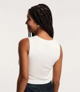 Blusa musculosa cropped color durazno, confeccionada en viscosa acanalada.