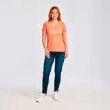 Remera blanca de mujer con cuello en V y mangas cortas. Estampado frontal con el logo de Caterpillar en color rosa y la leyenda "Since 1904".
