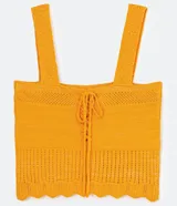 Blusa cropped de punto color amarillo, con tirantes anchos y escote con cordón.