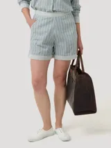 Short de tiro alto a rayas verticales azules y blancas, con bolsillos laterales y cierre invisible.