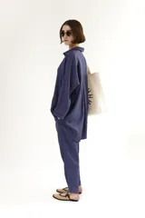 Pantalón verde oliva de tencel, corte carrot, con elástico y cordones en la cintura.