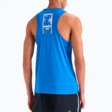Musculosa deportiva celeste con logo de Diadora estampado en el pecho.