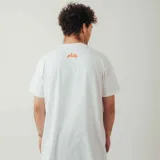 Remera blanca de algodón con estampado gráfico de Pluto en colores vivos.