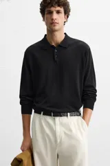 Polo de punto azul marino de corte regular fit, tejido en hilatura con mezcla de algodón y seda. Tiene cuello solapa con cierre frontal de botonadura, manga larga y acabados en rib.