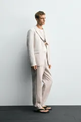 Blazer azul marino de lino, corte regular fit, con solapas de muesca, cierre de dos botones, bolsillo de vivo en el pecho, bolsillos de solapa en la cadera, aberturas en la espalda y puños con botones.