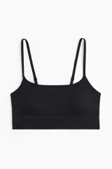 Bralette negro sin costuras, con breteles finos ajustables y banda inferior acanalada. Copas forradas con relleno extraíble.