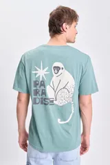 Remera verde de manga corta con corte oversize y estampa de un mono y la palabra 'Paradise' en la espalda.