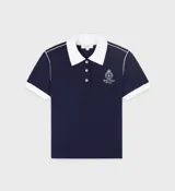 Polo de piqué azul marino con cuello blanco, corte entallado y logo bordado en el pecho.