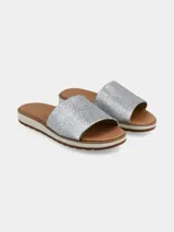 Sandalia plateada con textura reptil, de tira ancha sobre el empeine y plataforma baja.